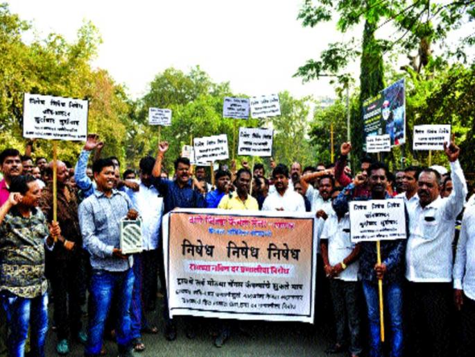 cable operator oppose TRAI's policy | केबल आॅपरेटर उतरले रस्त्यावर, ट्रायच्या धोरणास विरोध cable operator oppose TRAI's policy | केबल आॅपरेटर उतरले रस्त्यावर, ट्रायच्या धोरणास विरोध