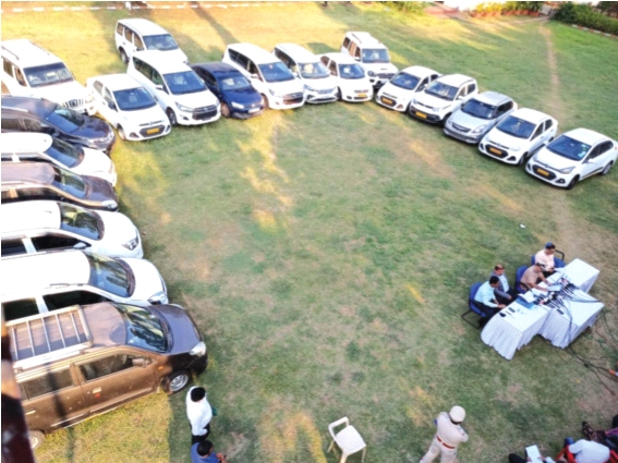 The police became waiters for the arrest of the accused | आरोपीच्या अटकेसाठी पोलीस बनले वेटर The police became waiters for the arrest of the accused | आरोपीच्या अटकेसाठी पोलीस बनले वेटर