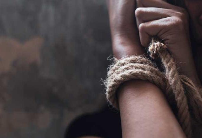 The raped baby was thrown into the toilet by the girl | बलात्कारातून जन्मलेले बाळ मुलीने टाॅयलेटमध्ये फेकले The raped baby was thrown into the toilet by the girl | बलात्कारातून जन्मलेले बाळ मुलीने टाॅयलेटमध्ये फेकले