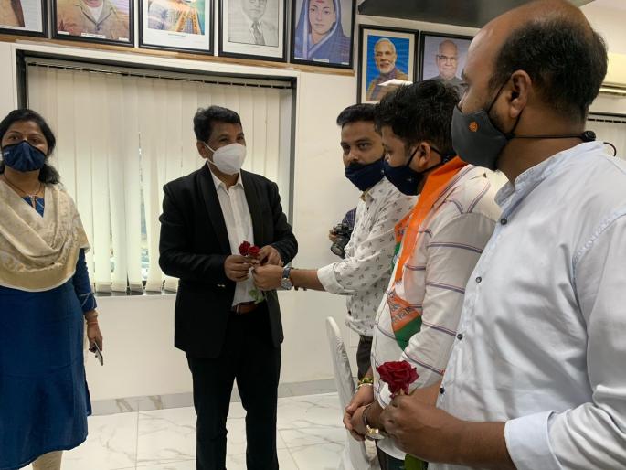 BJP's Gandhigiri on Engineer's Day, an appeal to fill the potholes on the road | अभियंता दिनी भाजपची गांधीगिरी, रस्त्यावरचे खड्डे बुजविण्याचे आवाहन