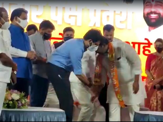 5 former corporators join Shiv Sena in the presence of Aditya Thackeray | आदित्य ठाकरेच्या उपस्थितीत 5 माजी नगरसेवकांचा शिवसेनाप्रवेश, 17 वाटेवर 5 former corporators join Shiv Sena in the presence of Aditya Thackeray | आदित्य ठाकरेच्या उपस्थितीत 5 माजी नगरसेवकांचा शिवसेनाप्रवेश, 17 वाटेवर
