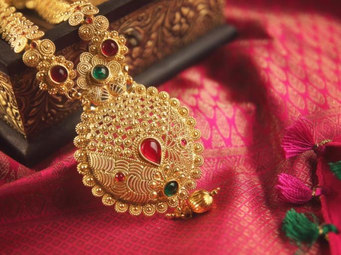 Complaint of theft of jewelery worth seven lakhs, jewelery was found in the house in devrukh ratnagiri | साडे सात लाखांच्या दागिन्यांची चोरी झाल्याची तक्रार, दागिने सापडले घरातच Complaint of theft of jewelery worth seven lakhs, jewelery was found in the house in devrukh ratnagiri | साडे सात लाखांच्या दागिन्यांची चोरी झाल्याची तक्रार, दागिने सापडले घरातच