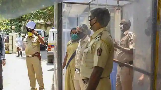 No deal with Pratap Saranaika, builder's wife's argument with ED officials | कोरोनाबाधित बिल्डरच्या घरी ईडीची धाड, पत्नीनं अधिकाऱ्यासोबत घातला वाद No deal with Pratap Saranaika, builder's wife's argument with ED officials | कोरोनाबाधित बिल्डरच्या घरी ईडीची धाड, पत्नीनं अधिकाऱ्यासोबत घातला वाद