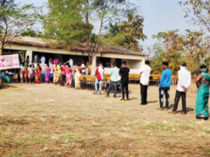 Enthusiasm among voters in the district to elect a village headman | गावकारभारी निवडण्यासाठी जिल्ह्यात मतदारांमध्ये उत्साह Enthusiasm among voters in the district to elect a village headman | गावकारभारी निवडण्यासाठी जिल्ह्यात मतदारांमध्ये उत्साह