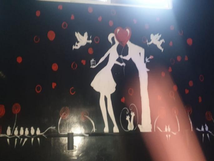 raid on cafe who has published pornographic images of men and women with a low light | मंद उजेड ठेवुन स्त्री पुरुषांची अश्लील छायाचित्रे लावणाऱ्या कॅफे चालकावर छापा