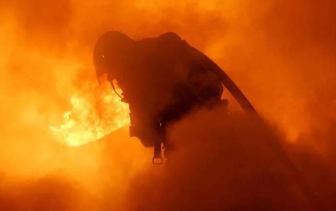 Financial assistance to the families of firefighters | अग्निकांडातील बालकांच्या कुटुंबीयांना थेट बॅंकेत आर्थिक मदत