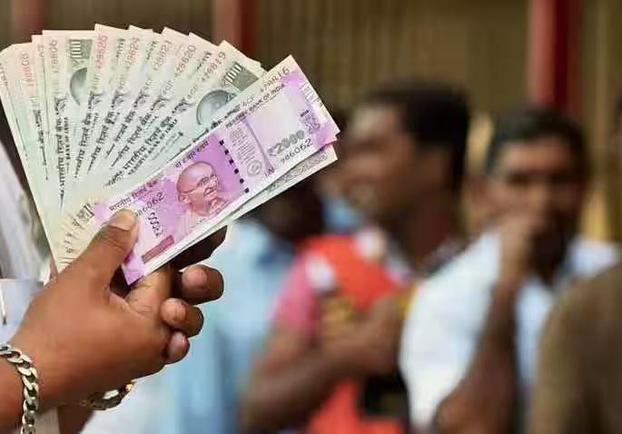 35 people including ministry employees, police were defrauded | मंत्रालयातील कर्मचारी, पोलिसांसह ३५ जणांना घातला सव्वा कोटींचा गंडा 35 people including ministry employees, police were defrauded | मंत्रालयातील कर्मचारी, पोलिसांसह ३५ जणांना घातला सव्वा कोटींचा गंडा