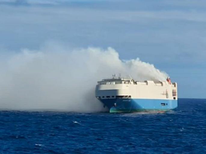 Burn cars worth billions of rupees; The cargo ship caught fire during the voyage | अब्जावधी रुपयांच्या गाड्या जळून खाक; मालवाहू जहाजाला प्रवासादरम्यान आग Burn cars worth billions of rupees; The cargo ship caught fire during the voyage | अब्जावधी रुपयांच्या गाड्या जळून खाक; मालवाहू जहाजाला प्रवासादरम्यान आग