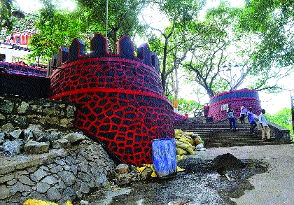 The fort of Kalyan fort was repaired | कल्याणच्या किल्ले दुर्गाडीची दुरुस्ती रखडली The fort of Kalyan fort was repaired | कल्याणच्या किल्ले दुर्गाडीची दुरुस्ती रखडली
