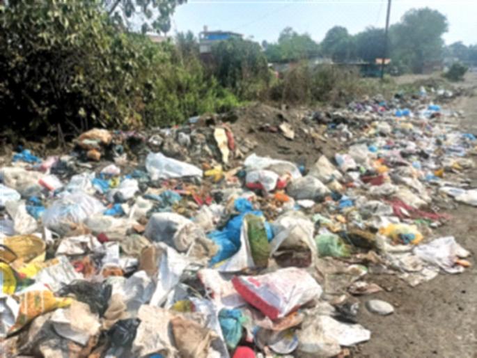 Leaders left the village and developed themselves | नेत्यांनी गावाचा सोडून स्वत:चाच केला विकास Leaders left the village and developed themselves | नेत्यांनी गावाचा सोडून स्वत:चाच केला विकास