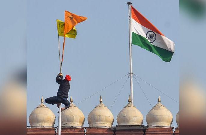 Protesters in Delhi did not remove the tricolor or hoist the Khalistani flag farmer protest | दिल्लीतील आंदोलकांनी ना तिरंगा हटवला, ना खलिस्तानी झेंडा फडकवला Protesters in Delhi did not remove the tricolor or hoist the Khalistani flag farmer protest | दिल्लीतील आंदोलकांनी ना तिरंगा हटवला, ना खलिस्तानी झेंडा फडकवला