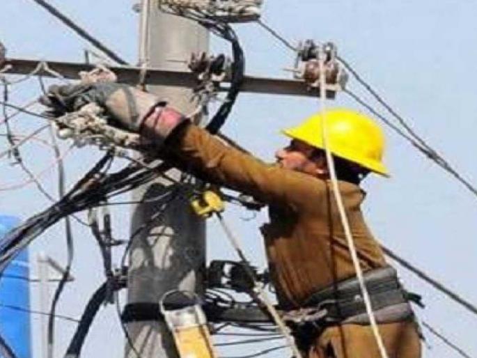 Mahad begins to cut off power supply to arrears; 30,000 customers in the list | महाडमध्ये थकबाकीदारांचा वीजपुरवठा तोडण्यास सुरुवात; यादीत ३० हजार ग्राहक Mahad begins to cut off power supply to arrears; 30,000 customers in the list | महाडमध्ये थकबाकीदारांचा वीजपुरवठा तोडण्यास सुरुवात; यादीत ३० हजार ग्राहक