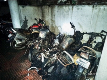 Fire on confiscated two-wheelers, welfare incident | जप्त केलेल्या दुचाकींना आग, कल्याणची घटना : फटाक्यामुळे आग? Fire on confiscated two-wheelers, welfare incident | जप्त केलेल्या दुचाकींना आग, कल्याणची घटना : फटाक्यामुळे आग?