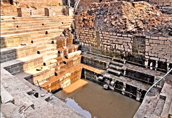 Observes Manikarnika Kunda which falls from the ground | जमिनीतून वर येते आहे देखणे मणिकर्णिका कुंड Observes Manikarnika Kunda which falls from the ground | जमिनीतून वर येते आहे देखणे मणिकर्णिका कुंड