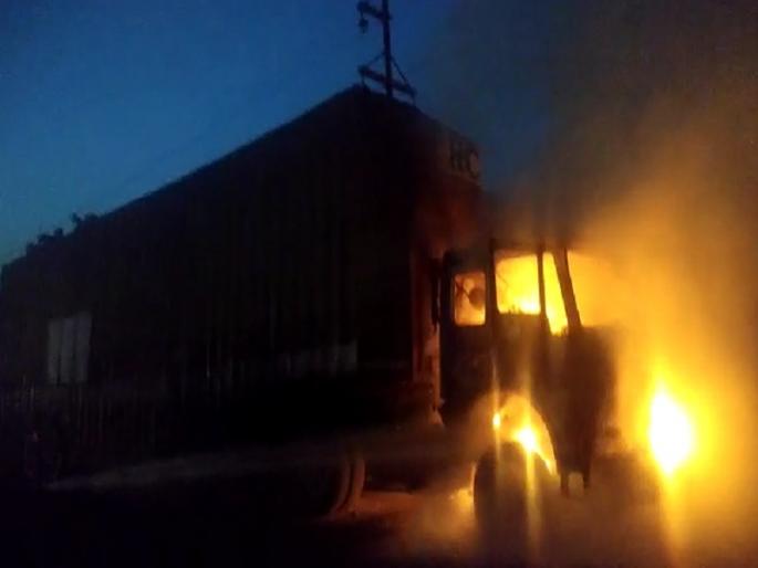 ... otherwise the container's fire could have been burnt luxury cars in Aurangabad | ...अन्यथा कंटेनरच्या आगीत आलिशान कार झाल्या असत्या भस्मसात ... otherwise the container's fire could have been burnt luxury cars in Aurangabad | ...अन्यथा कंटेनरच्या आगीत आलिशान कार झाल्या असत्या भस्मसात
