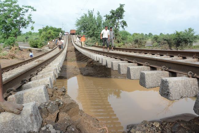 Wardha-Yavatmal-Nanded railway line has not received Rs 214 crore | वर्धा-यवतमाळ-नांदेड रेल्वेमार्गाला २१४ कोटींचा निधी मिळालाच नाही Wardha-Yavatmal-Nanded railway line has not received Rs 214 crore | वर्धा-यवतमाळ-नांदेड रेल्वेमार्गाला २१४ कोटींचा निधी मिळालाच नाही