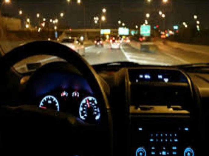 Car accident in Kanpur, 2 youths along with a woman were found semi-naked | चालत्या वाहनात नको ते चाळे, दुभाजकाला आदळली कार; अर्धनग्न महिलेसह २ युवक... Car accident in Kanpur, 2 youths along with a woman were found semi-naked | चालत्या वाहनात नको ते चाळे, दुभाजकाला आदळली कार; अर्धनग्न महिलेसह २ युवक...