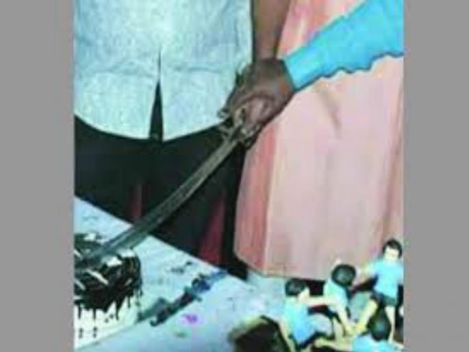 Arrested for celebrating a birthday by cutting a cake with a sword | भाईचा बड्डे..! तलवारीने केक कापून वाढदिवस साजरा करणाऱ्याला अटक; लोणीकाळभोर येथील घटना Arrested for celebrating a birthday by cutting a cake with a sword | भाईचा बड्डे..! तलवारीने केक कापून वाढदिवस साजरा करणाऱ्याला अटक; लोणीकाळभोर येथील घटना
