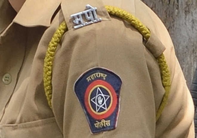 Mother-in-law's terror, step-father's harassment ... Khaki gives 'affection' to 15-year-old girl | जन्मदातीची दहशत, सावत्र पित्याकडून छळ... १५ वर्षांच्या मुलीला खाकीने दिला 'जिव्हाळा' Mother-in-law's terror, step-father's harassment ... Khaki gives 'affection' to 15-year-old girl | जन्मदातीची दहशत, सावत्र पित्याकडून छळ... १५ वर्षांच्या मुलीला खाकीने दिला 'जिव्हाळा'