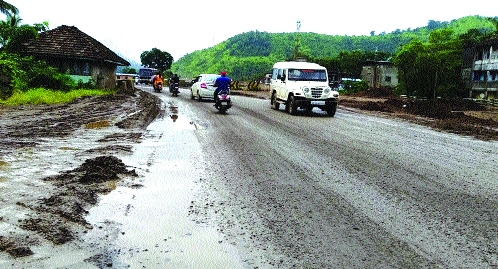 Mumbai-Goa Highway in Rutla Chikhalat; Driving distressed | मुंबई-गोवा महामार्ग रुतला चिखलात; वाहनचालक त्रस्त Mumbai-Goa Highway in Rutla Chikhalat; Driving distressed | मुंबई-गोवा महामार्ग रुतला चिखलात; वाहनचालक त्रस्त