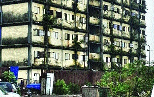 Poor condition of transit camp at Kamaraj Nagar, condition of residents | कामराज नगर येथील संक्रमण शिबिराची दुरवस्था, रहिवाशांचे हाल Poor condition of transit camp at Kamaraj Nagar, condition of residents | कामराज नगर येथील संक्रमण शिबिराची दुरवस्था, रहिवाशांचे हाल