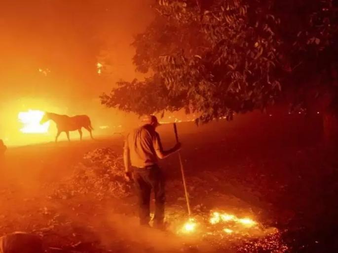 Thousands flee California wildfires | कॅलिफोर्नियाच्या जंगलातील भीषण आगीमुळे हजारो नागरिकांचे सुरक्षित स्थळी स्थलांतर Thousands flee California wildfires | कॅलिफोर्नियाच्या जंगलातील भीषण आगीमुळे हजारो नागरिकांचे सुरक्षित स्थळी स्थलांतर