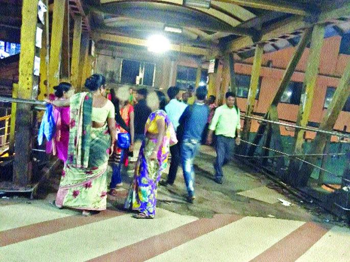 Prostitution business tightens in Kalyan railway station premises | कल्याण रेल्वेस्थानक परिसरामध्ये वेश्या व्यवसाय जोरात Prostitution business tightens in Kalyan railway station premises | कल्याण रेल्वेस्थानक परिसरामध्ये वेश्या व्यवसाय जोरात