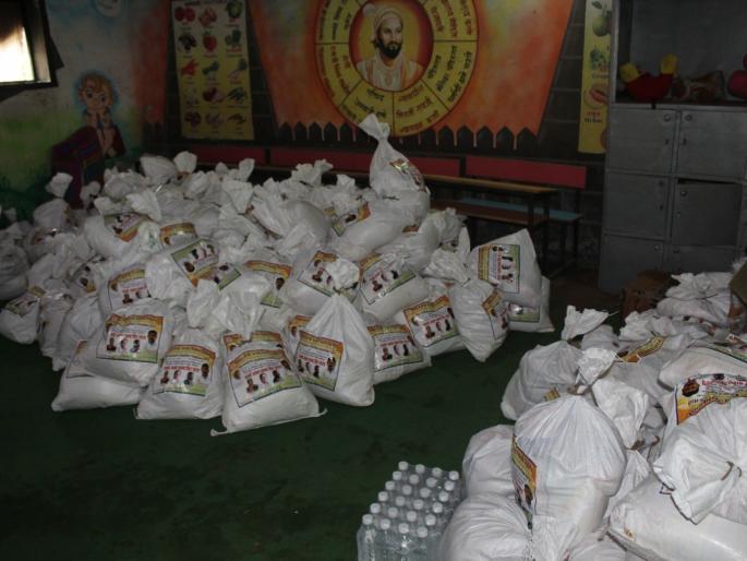 Distribution of food kits to 200 poor families in Ulhasnagar | मदतीचा घास... उल्हासनगरात २०० गरीब कुटुंबांना धान्य किट वाटप