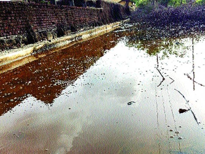 Ratnagiri: Washing the water of the village by washing the chemical tanker water | रत्नागिरी : रसायनाचा टँकर पाण्यात धुतल्याने खेडचे पाणी बंद Ratnagiri: Washing the water of the village by washing the chemical tanker water | रत्नागिरी : रसायनाचा टँकर पाण्यात धुतल्याने खेडचे पाणी बंद