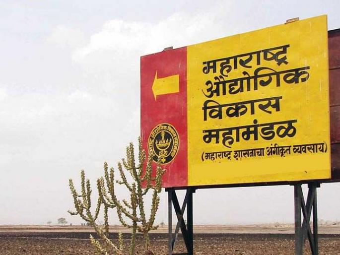 Companies 2700, but only three officers | कंपन्या 2700, मात्र अधिकारी केवळ तीनच Companies 2700, but only three officers | कंपन्या 2700, मात्र अधिकारी केवळ तीनच