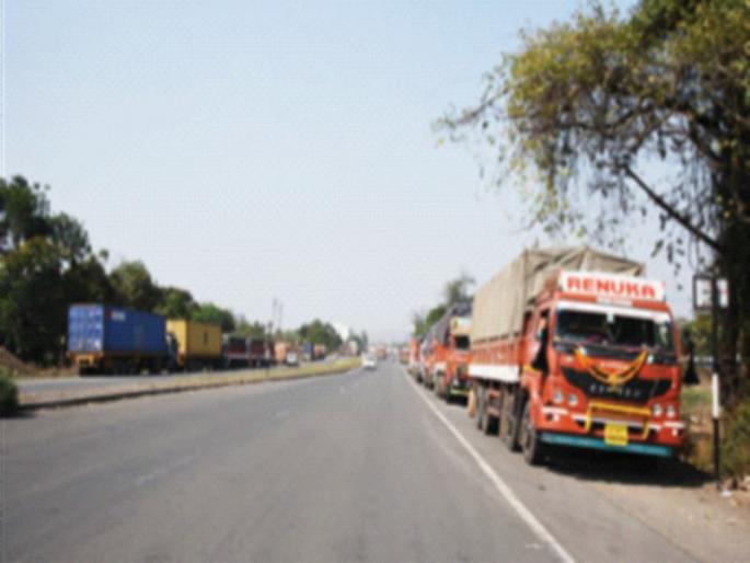 Abandon unauthorized parking in Palaspe Fata boundary dispute? | पळस्पे फाटा हद्दीच्या वादात अनधिकृत पार्किंगला अभय?