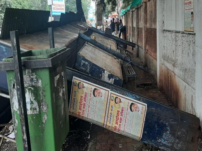 The shed of the bus stop collapsed in the camp in Pune; Six civilians were injured | पुण्यातील कॅम्पमध्ये बसस्टॉपचे शेड कोसळले; सहा नागरिक जखमी The shed of the bus stop collapsed in the camp in Pune; Six civilians were injured | पुण्यातील कॅम्पमध्ये बसस्टॉपचे शेड कोसळले; सहा नागरिक जखमी