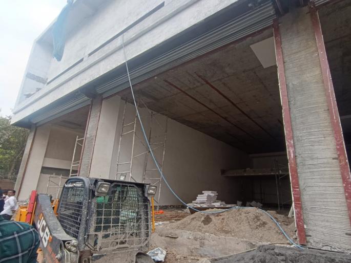 One laborer dies; four seriously injured after wooden frame of unauthorized building collapses in camp | कॅम्पमध्ये अनधिकृत इमारतीचा लाकडी सांगाडा तुटल्याने एका मजुराचा मृत्यू; चार गंभीर जखमी One laborer dies; four seriously injured after wooden frame of unauthorized building collapses in camp | कॅम्पमध्ये अनधिकृत इमारतीचा लाकडी सांगाडा तुटल्याने एका मजुराचा मृत्यू; चार गंभीर जखमी