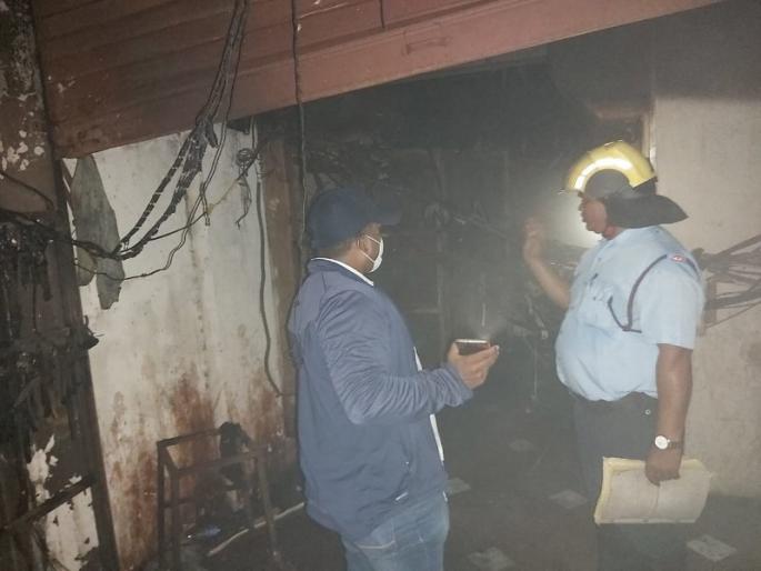 Fire in Pune camp due to short circuit; Burn a clothing store | पुण्यातील कॅम्पमध्ये शॉर्ट सर्किटमुळे आग; एक कपड्याचे दुकान जळून खाक Fire in Pune camp due to short circuit; Burn a clothing store | पुण्यातील कॅम्पमध्ये शॉर्ट सर्किटमुळे आग; एक कपड्याचे दुकान जळून खाक