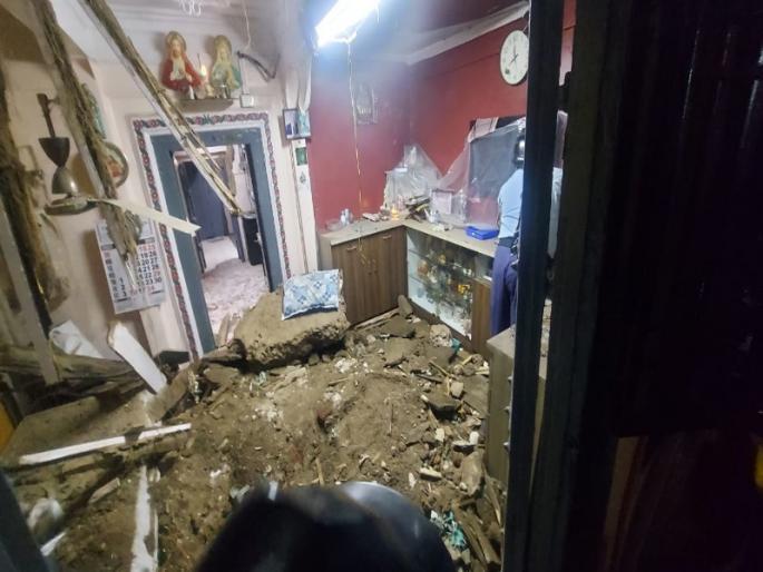 The roof of the building collapsed due to rain One died after being buried under mud, an incident in the camp area | पावसामुळे इमारतीचे छत कोसळले; मातीखाली गाडले गेल्याने एकाचा मृत्यू , कॅम्प परिसरातील घटना The roof of the building collapsed due to rain One died after being buried under mud, an incident in the camp area | पावसामुळे इमारतीचे छत कोसळले; मातीखाली गाडले गेल्याने एकाचा मृत्यू , कॅम्प परिसरातील घटना