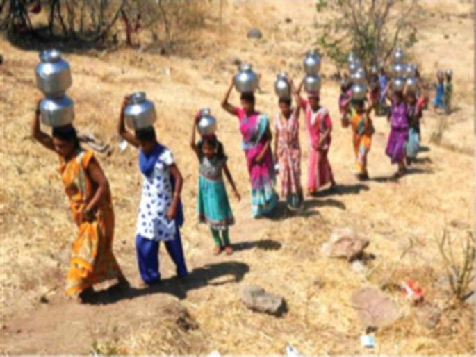 The pot on the heads of tribal women in March itself | मार्चमध्येच आदिवासी महिलांच्या डोक्यावर हंडा The pot on the heads of tribal women in March itself | मार्चमध्येच आदिवासी महिलांच्या डोक्यावर हंडा