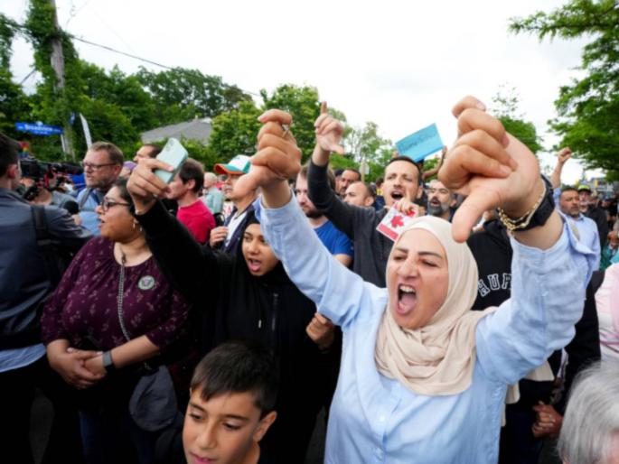 Canada MP not welcome in mosques until they condemn Israel crimes in Gaza against Hamas Palestine | मशिदींमध्ये खासदारांच्या प्रवेशावर बंदी, कॅनडातील मुस्लिम संघटनांनी का घेतला असा निर्णय? Canada MP not welcome in mosques until they condemn Israel crimes in Gaza against Hamas Palestine | मशिदींमध्ये खासदारांच्या प्रवेशावर बंदी, कॅनडातील मुस्लिम संघटनांनी का घेतला असा निर्णय?