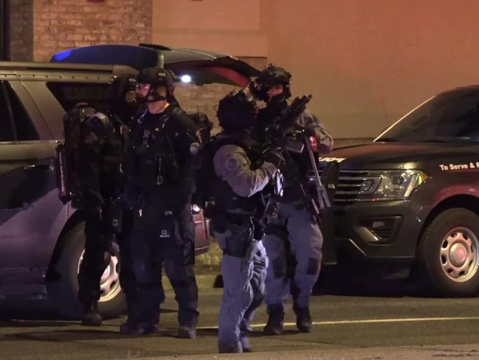 canada toronto scarborough gun shooting police investigation in progress 11 people injured | कॅनडातील टोरंटो पबमध्ये अंदाधुंद गोळीबार; हल्ल्यात ११ जण जखमी canada toronto scarborough gun shooting police investigation in progress 11 people injured | कॅनडातील टोरंटो पबमध्ये अंदाधुंद गोळीबार; हल्ल्यात ११ जण जखमी