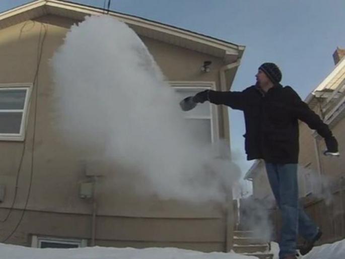 In Canada, temperatures -40 degrees, boiling water accumulate in ice | कॅनडात तापमान -४० अंश, उकळत्या पाण्याचं झालं बर्फात रुपांतर In Canada, temperatures -40 degrees, boiling water accumulate in ice | कॅनडात तापमान -४० अंश, उकळत्या पाण्याचं झालं बर्फात रुपांतर