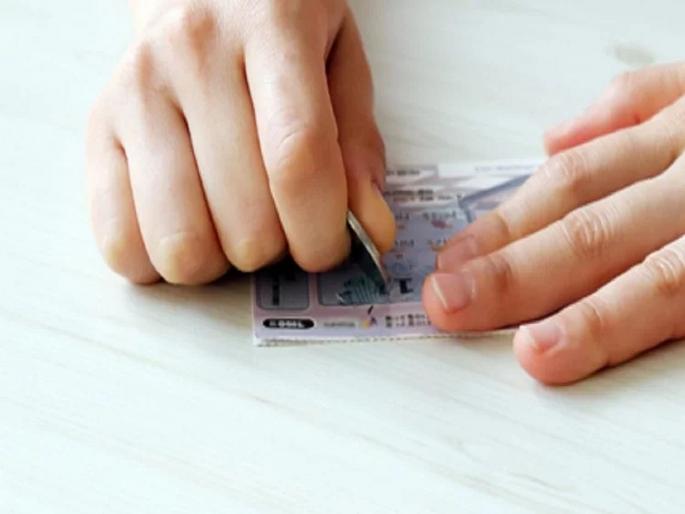 Canada woman set for life after winning a big lottery jackpot | अकाऊंटमध्ये शिल्लक १३१ रूपयांची महिलेने काढली लॉटरी, पुढे जे झालं ते वाचून व्हाल अवाक् Canada woman set for life after winning a big lottery jackpot | अकाऊंटमध्ये शिल्लक १३१ रूपयांची महिलेने काढली लॉटरी, पुढे जे झालं ते वाचून व्हाल अवाक्