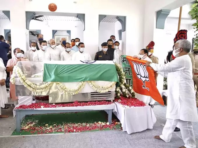 ... So JP Nadda rolled the BJP flag on Kalyan Singh's death body | ... म्हणून जेपी नड्डांनी कल्याणसिंह यांच्या पार्थिवास गुंडाळला भाजपचा झेंडा ... So JP Nadda rolled the BJP flag on Kalyan Singh's death body | ... म्हणून जेपी नड्डांनी कल्याणसिंह यांच्या पार्थिवास गुंडाळला भाजपचा झेंडा