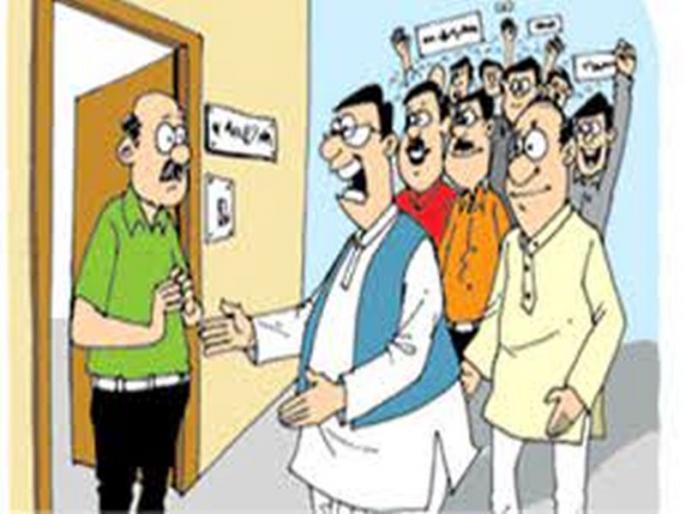 Akola teacher constituency Election : Candidates trying to lure voters | अकाेला शिक्षक मतदारसंघात साडीचाेळीची धूम Akola teacher constituency Election : Candidates trying to lure voters | अकाेला शिक्षक मतदारसंघात साडीचाेळीची धूम