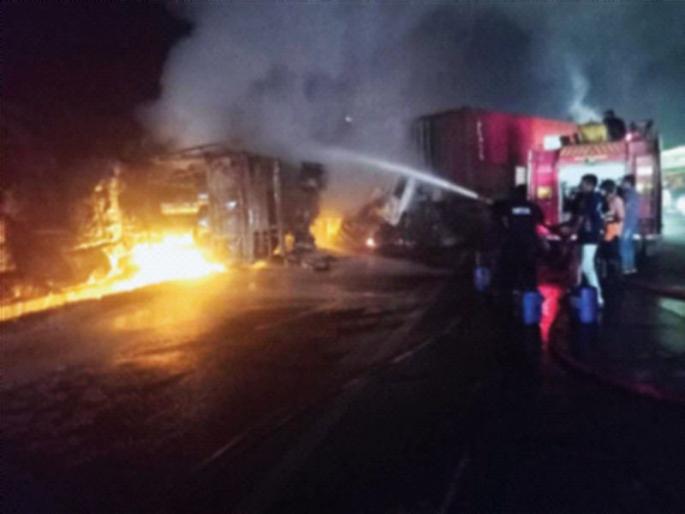 Truck-trailer accident on Mumbai-Pune expressway; Burn both vehicles | मुंबई-पुणे द्रुतगती मार्गावर ट्रक-ट्रेलर अपघात; दोन्ही वाहने जळून खाक Truck-trailer accident on Mumbai-Pune expressway; Burn both vehicles | मुंबई-पुणे द्रुतगती मार्गावर ट्रक-ट्रेलर अपघात; दोन्ही वाहने जळून खाक
