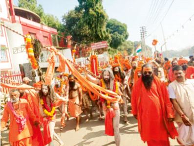 Without corona, the Ganges was flooded with faith and trust | कोरोनाची तमा न बाळगता गंगेला आला श्रद्धा व आस्थेचा पूर