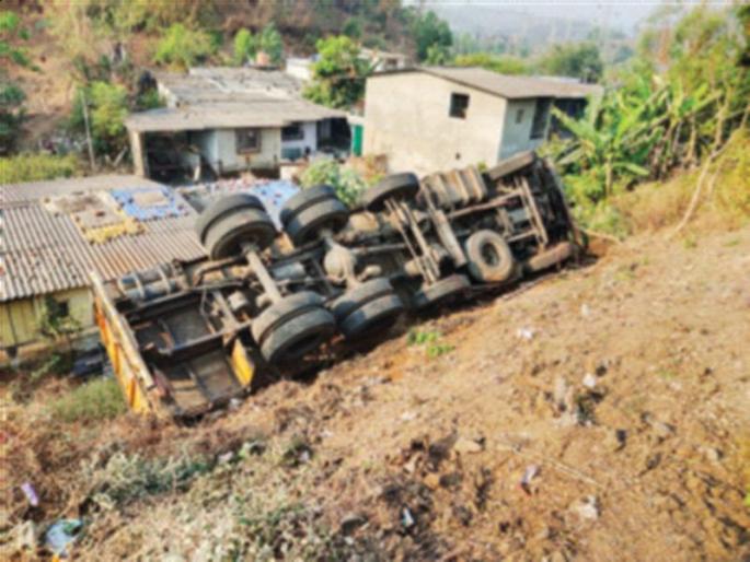 In Karjat, a truck overturned on a railway bridge | कर्जतमध्ये रेल्वे पुलाच्या चढणीवरून ट्रक उलटला In Karjat, a truck overturned on a railway bridge | कर्जतमध्ये रेल्वे पुलाच्या चढणीवरून ट्रक उलटला