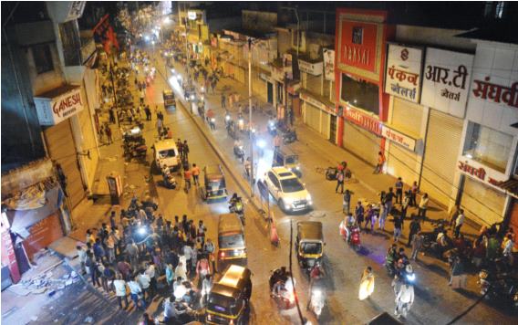 'Locks' imposed by shopkeepers | दुकानदारांनी निर्बंधांनाच धातले ‘कुलूप’