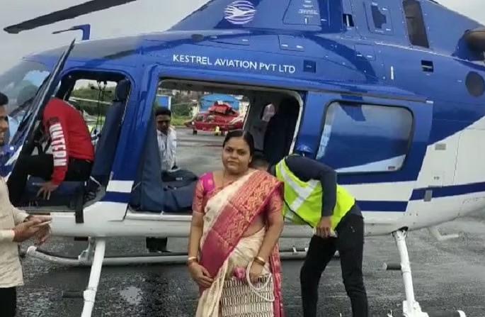 Ulhasnagar son pradip gift to mother with helicopter ride in mumbai, viral on socail media | आईच्या वाढदिवशी मुलाने केलं असं काही, माऊलीला आनंदाश्रू आवरताच आले नाही Ulhasnagar son pradip gift to mother with helicopter ride in mumbai, viral on socail media | आईच्या वाढदिवशी मुलाने केलं असं काही, माऊलीला आनंदाश्रू आवरताच आले नाही