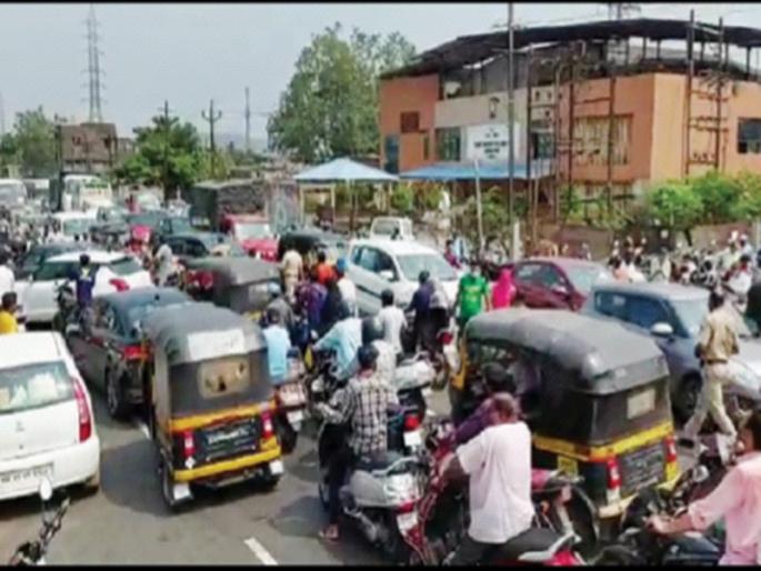 Huge crowds in Khopoli as the market is closed for five days | पाच दिवस बाजारपेठ बंद असल्याने खोपोलीत प्रचंड गर्दी Huge crowds in Khopoli as the market is closed for five days | पाच दिवस बाजारपेठ बंद असल्याने खोपोलीत प्रचंड गर्दी