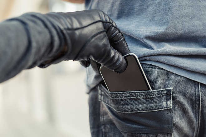 Three arrested for breaking letters and stealing mobile phones | पत्रे तोडून मोबाईल चोरणाऱ्या २ अल्पवयीन मुलांसह तिघांना अटक Three arrested for breaking letters and stealing mobile phones | पत्रे तोडून मोबाईल चोरणाऱ्या २ अल्पवयीन मुलांसह तिघांना अटक