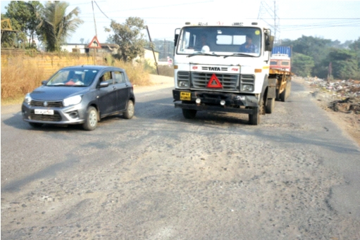 The 25 minute journey from Panvel to Rasaini takes 1 hour due to potholes | पनवेल ते रसायनी २५ मिनिटांच्या प्रवासाला खड्ड्यांमुळे लागतो १ तास The 25 minute journey from Panvel to Rasaini takes 1 hour due to potholes | पनवेल ते रसायनी २५ मिनिटांच्या प्रवासाला खड्ड्यांमुळे लागतो १ तास